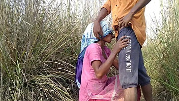 पत्नी जंगल से लकड़ी लेकर आई तो पति ने गर्म होकर कहा – आज खुले में जंगली चुदाई करेंगे, देसी सेक्स वीडियो
