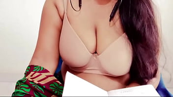 Pados Ki Rand Aunty Ne Apni Gili Choot Aur Bade Bable Dikhake Ungli Se Apni Tight Pussy Ko Choda