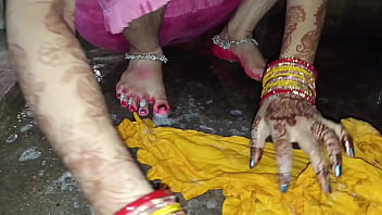 गर्म भाभी बाथरूम में पेशाब करते हुए चुदाई के लिए तैयार