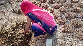 गांव की भाभी गोबर फेंकने गई तो चुदाई के लिए तैयार हो गई