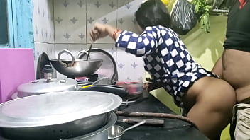 गाँव की नादान नौकरानी को कुछ समझ नहीं आया तो मालिक ने उसका मजा लेकर चोद डाला (हिन्दी में गर्म ऑडियो)