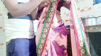 गर्म देसी भाभी बर्तन धोते हुए छूट गई, देवर ने आकर सीधा मांगा उसकी चूत का मजा