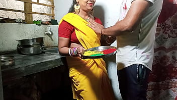 होली के रंग में डूबी भाभी को किचन स्टैंड पर जोरदार चोदाई