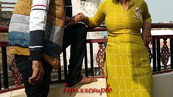 छत पर खड़ी देसी भाभी की गर्म चूत में जमकर जोरदार चोदाई की