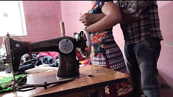 गर्म देसी भाभी को सिलाई के बहाने जमकर चोदा मोटे अंकल ने