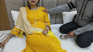 Desi Dost Ki Maa Ki Safed Chut Mein Ungli Daalkar Chuche Chuste Hue Mazey Le Rahe