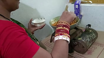 किचन स्टैंड पर चिकन बनाती हुई मैड को जोरदार चोदा – गर्मागर्म हिंदी आवाज में