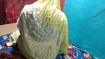 भाभी की गर्म चुदाई काला लंड चाटते हुए