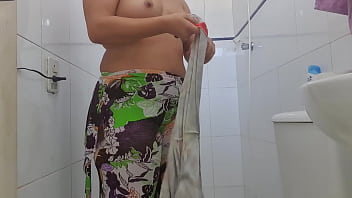 A Jovem Aldeã Indiana Se Banha Com água Quente Pela Primeira Vez, Molhando Seu Corpo Sedento Enquanto Aguarda Ansiosamente A Chegada De Seu Senhor.