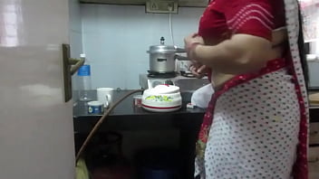 Sizzling Leena Bhabhi’s Navel Tease In The House