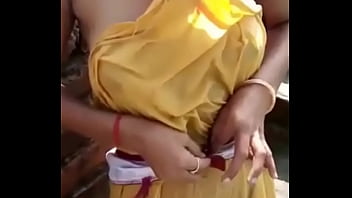 Desi Bhabhi’s Steamy Bath Scene