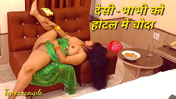गर्म देसी भाभी को होटल के कमरे में ले जाकर जमकर मज़े लिए।