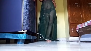 Desi Bhabhi Ki Geeli Chut Mein Ungli Karke Nikala Maza