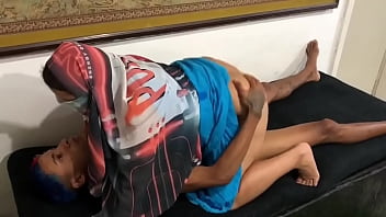 माँ की गोद में बैठी हुई देसी बेटी