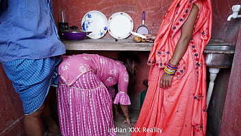 गर्म भारतीय सौतेले परिवार की रसोई में गंदी मौज