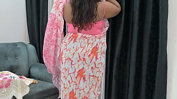Sizzling Indian Bhabhi’s Tempting Melons